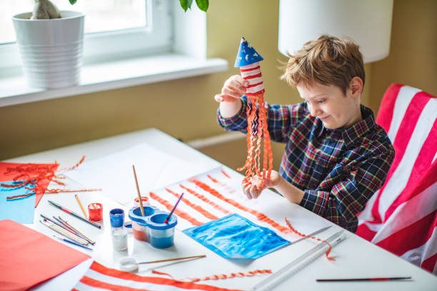 il bambino disegna la bandiera dell'america - patriotic paper foto e immagini stock