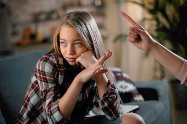 madre rimprovera la figlia. - displeased foto e immagini stock