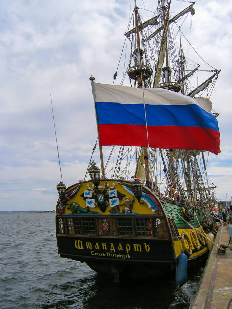 スウェーデンのカールスクルーナにあるカラフルなロシアの背の高い船 - traditional culture tall ship mast sailing ship ストックフォトと画像