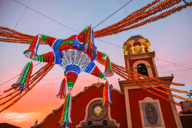 メキシコ北部の町の広場で吊り下げられた明るく装飾的なピアアタ - スペイン国民党 ストックフォトと画像
