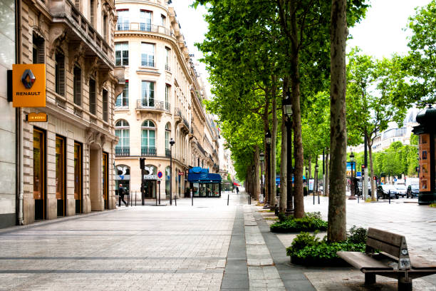 Champs Elysees avenue is empty during pandemic Covid19 in Europe. Champs Elysées avenue and its sidewalks are empty and desert during pandemic Covid 19 in Europe. There are no people, no tourists and less cars because people must stay at home and be confine. Schools, restaurants, stores, museums... are closed. Paris, in France. May, 5th , 2020. cobblestone photos stock pictures, royalty-free photos & images