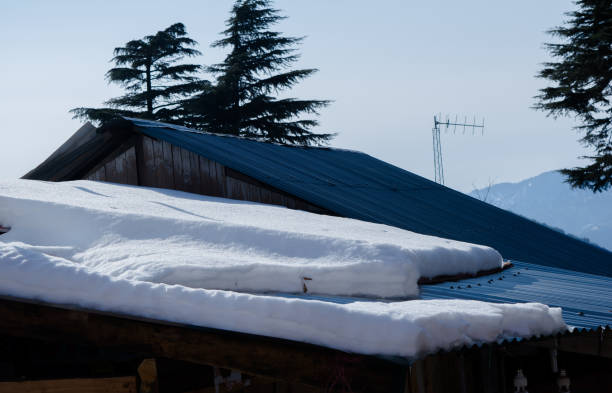 techo cubierto con la nieve en patnitop una ciudad de jammu, paisaje de invierno - thick snow fotografías e imágenes de stock