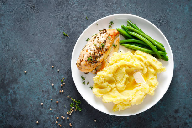 pechuga de pollo a la plancha con puré de papas y judías verdes - healthy eating close up thyme herb fotografías e imágenes de stock