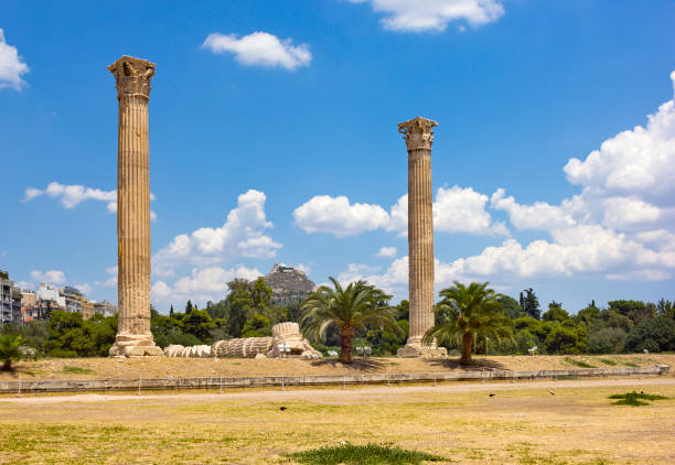 templo de zeus olímpico em atenas, grécia - doric order - fotografias e filmes do acervo