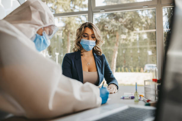 si quieres viajar, tienes que hacerte la prueba - dna epidemiology patient science fotografías e imágenes de stock