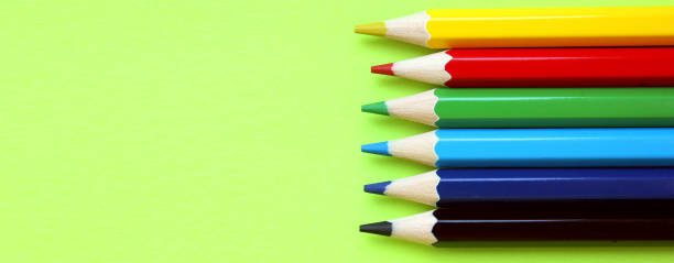 kolorowe ołówki na żółtym tle. 6 kolorów czarny, niebieski, niebieski, zielony, czerwony, żółty. ołówki są dobrze szlifowane. flatlay. odizolowany. sztuka. arteterapia. wypoczynek. ołówki są umieszczone po prawej stronie. sztandar. - flatey zdjęcia i obrazy z banku zdjęć