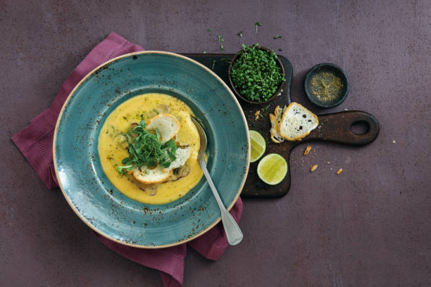 sopa amarilla de guisantes con pato ahumado - yellow split pea soup fotografías e imágenes de stock