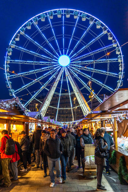 o mercado de natal de marselha à noite com a roda gigante ao fundo, frança - santons - fotografias e filmes do acervo