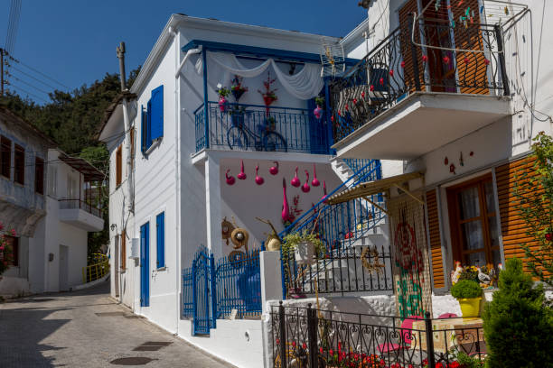 вид на улицу в деревне панагия острова тасос в кавала греция - streetview стоковые фото и изображения