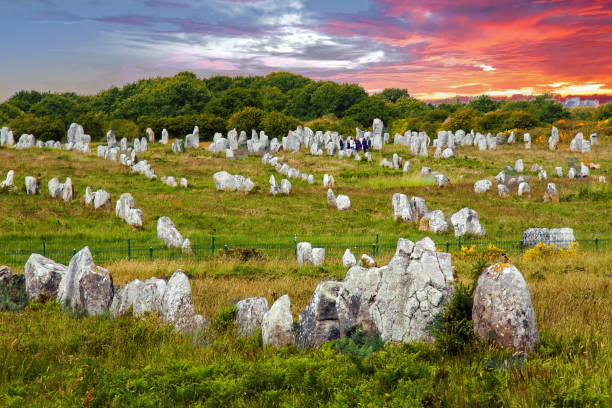 Carnac. The alignments of Ménec, Morbihan, Brittany Shooting of the Alignments of Carnac which are the most famous and impressive megalithic ensembles of this period with nearly 4,000 stones raised around 4500 YEARS BEFORE our era, at 18/135, 200 iso, f 16, 1/125 second stone age stock pictures, royalty-free photos & images