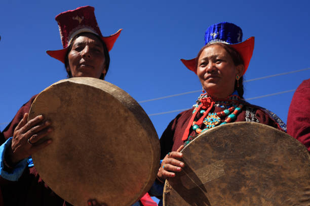 인도 라다크 레에서 문화 행렬을 펼치는 부족 민중 - india traditional culture indigenous culture women 뉴스 사진 이미지