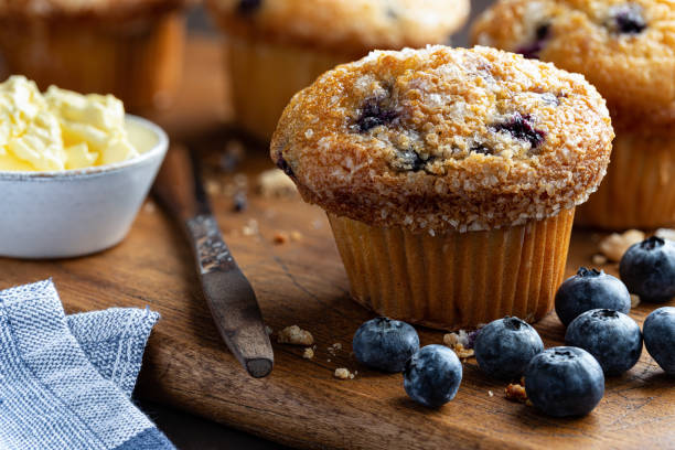 черничные кексы и ягоды - muffin blueberry muffin blueberry butter стоковые фото и изображения