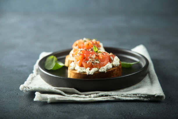 geräucherter lachs auf toast - bread cheese bruschetta canape stock-fotos und bilder