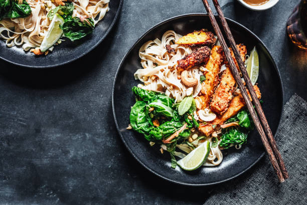 cocina asiática servida en una mesa - tempeh fotografías e imágenes de stock