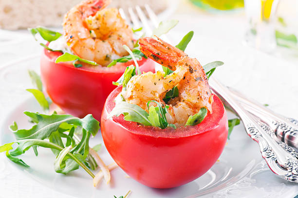 gefüllte tomaten mit shrimps - stuffed tomato stock-fotos und bilder