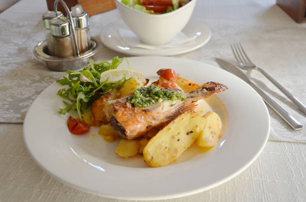 filetto di pesce fritto in padella con patate e insalata. - prepared fish prepared snapper freshness roasted foto e immagini stock