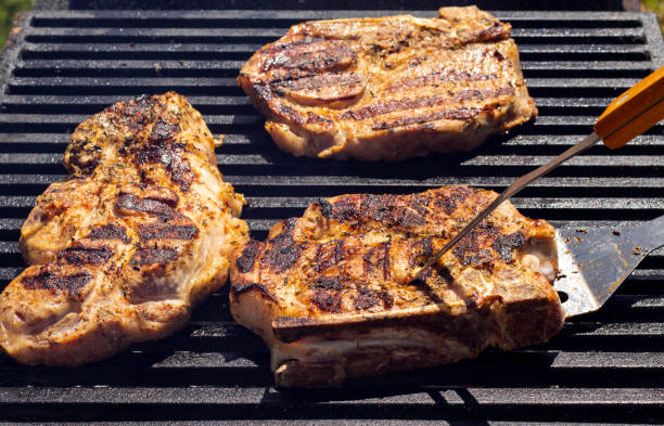 구운 고기. 뜨거운 그릴에 맛있는 스테이크. - strip steak 이미지 뉴스 사진 이미지