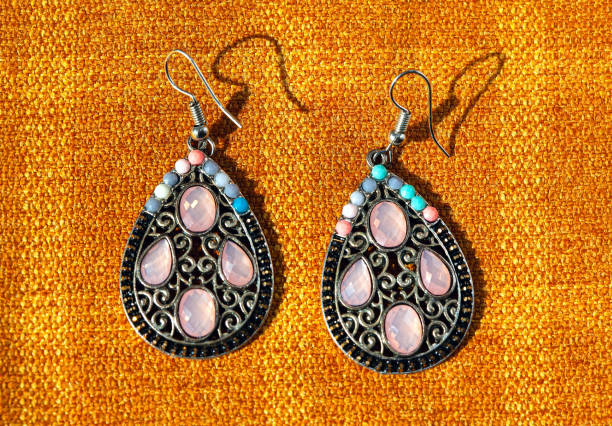 pendientes estilo balcánico - chunky jewelry fotografías e imágenes de stock