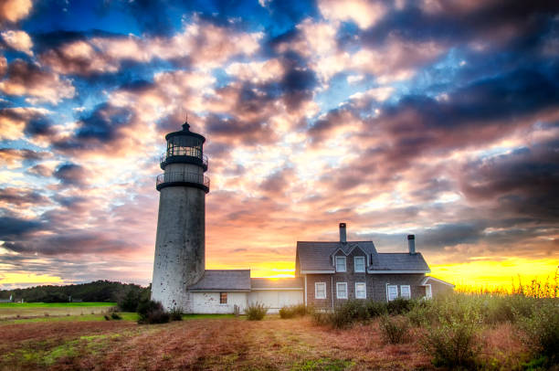 cape cod highland lighthouse zachód słońca w nowej anglii - cape cod national seashore zdjęcia i obrazy z banku zdjęć