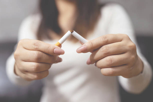 kobiety rezygnują z palenia dla zdrowia - tobacco sticks zdjęcia i obrazy z banku zdjęć