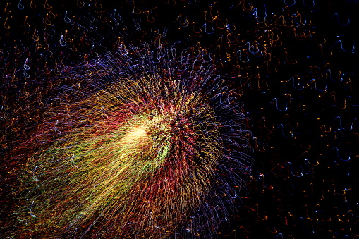 I took a picture of Japanese fireworks in my hand. It is a firework with a movement rather than the usual round shape. The design looks like a painting that doesn't look like fireworks.