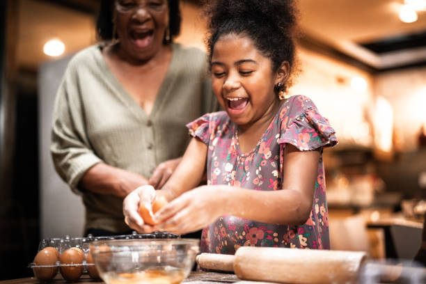 nonna e nipote cucinano a casa - baking flour ingredient animal egg foto e immagini stock