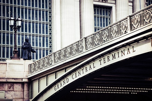 Bridge at the grand central station with the inscription „Grand Central Terminal“ on it.