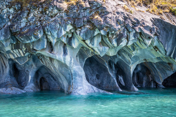 grotte di marmo di riferimento naturale nel lago carrera generale, patagonia, cile, sud america - cave church foto e immagini stock