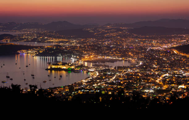 blick auf den hafen von bodrum - sea aegean sea night illuminated stock-fotos und bilder