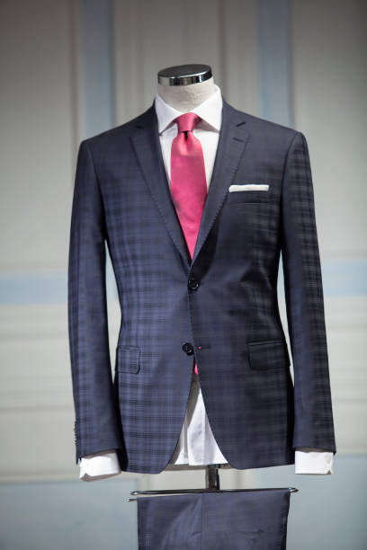 마네킹에 남성 블랙 슈트. - necktie pink shirt luxury 뉴스 사진 이미지