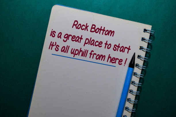 quote motivation write on a sticky note isolated on office desk - starting at the bottom imagens e fotografias de stock