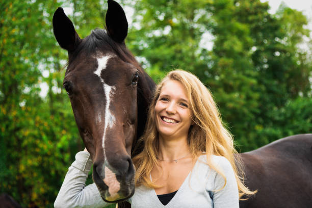 amoureux de cheval sourire jeune femme de sourire ensemble avec son cheval - horse animal head laughing animal photos et images de collection