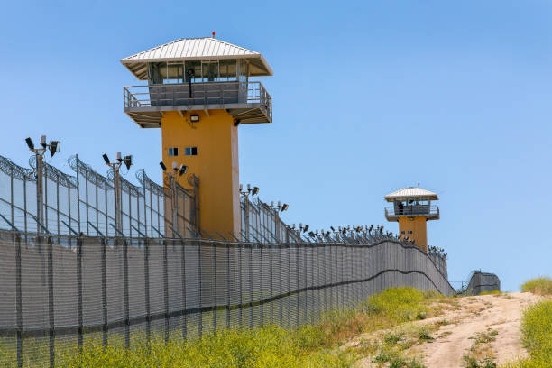 una vista esterna del penitenziario di el hongo nella baja california nel nord del messico - vigilanza tower foto e immagini stock