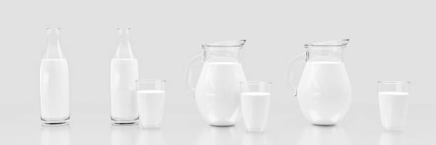 lait frais dans des bouteilles claires et des bocaux transparents. aperçu collection de verre de lait sur un fond blanc et réflexions sur le sol. rendu 3d - yogurt jar cream milk photos et images de collection