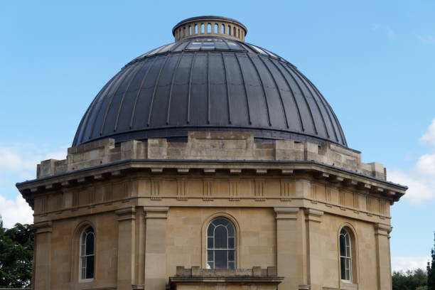 primo piani della cupola architettonica della cappella del cimitero di brompton - uk cathedral cemetery day foto e immagini stock