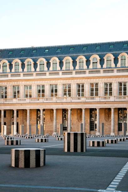 буренские колонны без людей - palais royal стоковые фото и изображения