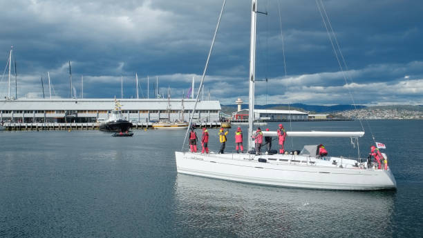 yacht in moto sul molo constitution sul lungomare di hobart - motoring foto e immagini stock