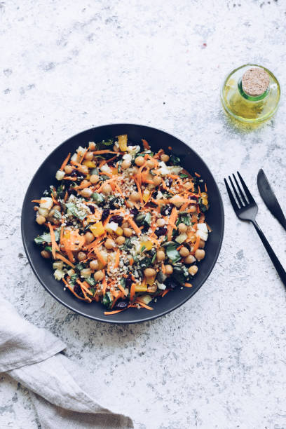 deliciosa salada de quinoa vegetariana com pimentão - chopped green bell pepper pepper bell pepper - fotografias e filmes do acervo