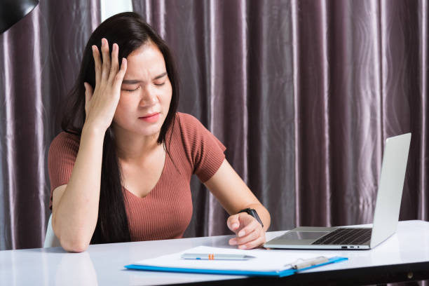 Work from home, Fatigued or strain Asian business young beautiful woman sitting on desk workspace feeling tired stressed hand hold head after long sedentary laptop computer technology at home office trabajar desde casa, fatigada o tensión asiática negocio joven hermosa mujer sentada en el espacio de trabajo de escritorio sintiéndose cansado estresado mano sostiene la cabeza después de largo sedentarismo portátil tecnología de computadora en la o