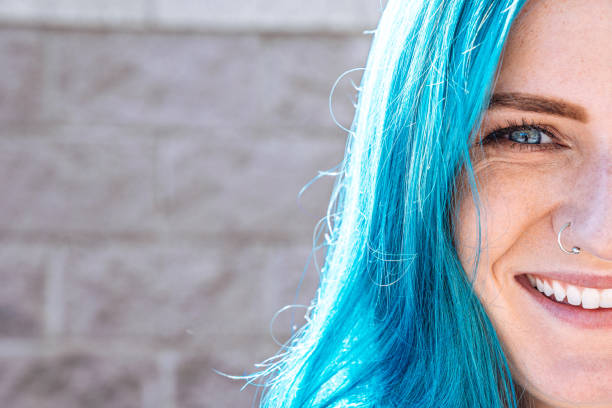 close-up shot pięknych, unikalnych, odważnych, modnych, niebieskich oczu młodej kobiety z zabawnymi uroczymi turko-zielonymi farbowanymi włosami na świeżym powietrzu w lecie - blue hair zdjęcia i obrazy z banku zdjęć
