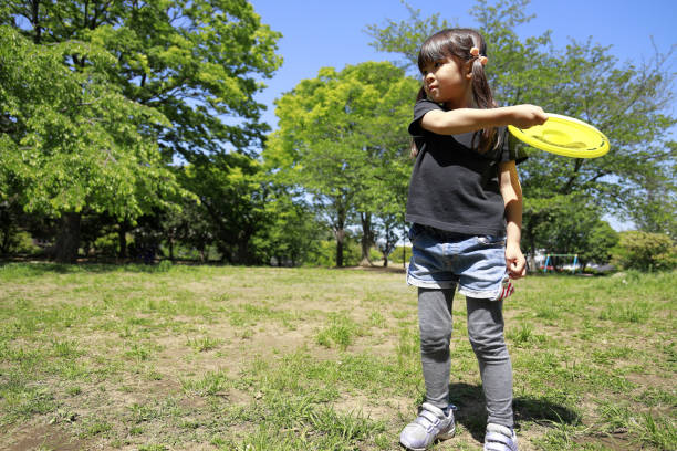 istock Japanese girl playing flying disc (5 years old) 1223907953