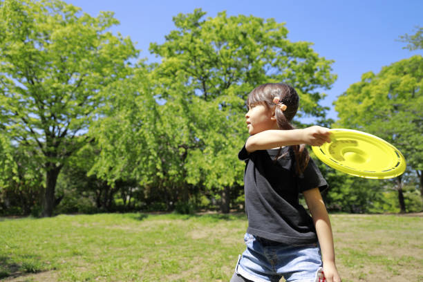 istock Japanese girl playing flying disc (5 years old) 1223907974