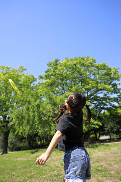 istock Japanese girl playing flying disc (5 years old) 1223907980