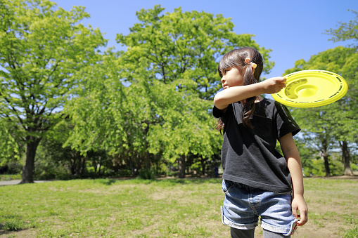 Japanese girl playing flying disc (5 years old)