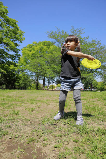 istock Japanese girl playing flying disc (5 years old) 1223908019