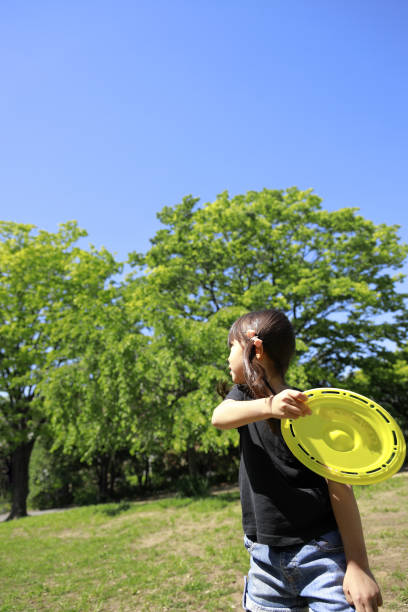 istock Japanese girl playing flying disc (5 years old) 1223908073