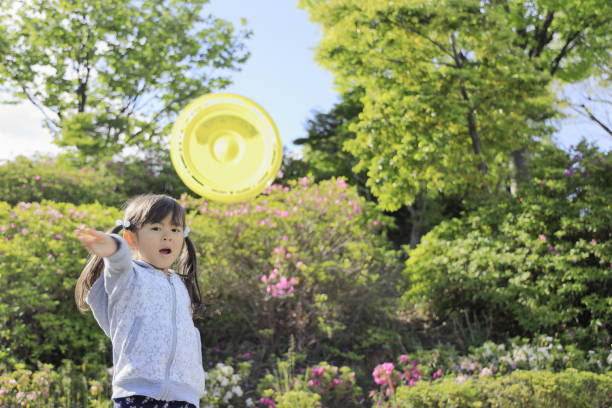 istock Japanese girl playing flying disc (5 years old) 1223908099