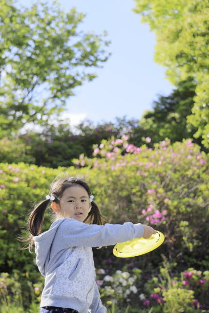 istock Japanese girl playing flying disc (5 years old) 1223908119