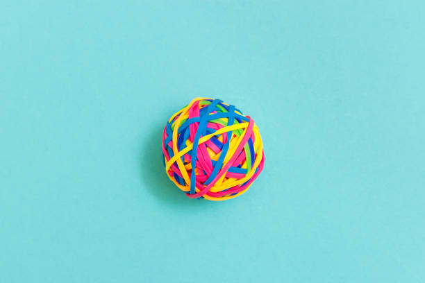 palla o nodo di sottili elastici multicolori su sfondo semplice. - spherical joint foto e immagini stock
