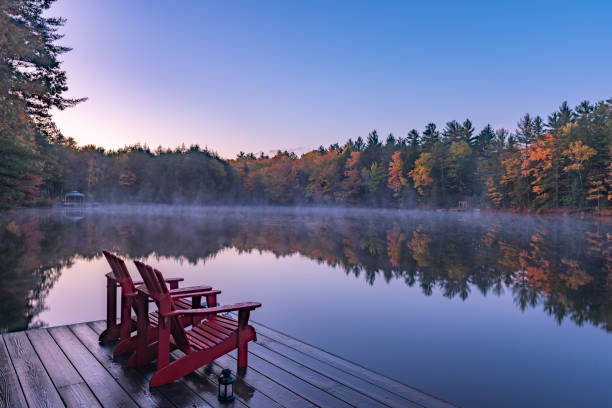 테일러 아일랜드 오브 레이크 무스코카 가을, 그레이븐허스트, 온타리오, 캐나다 - pier rowboat fishing wood 뉴스 사진 이미지